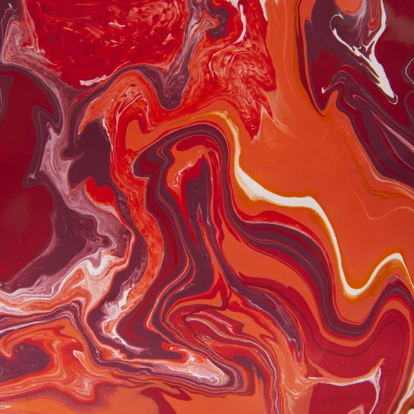 Colorazioni rosse vibranti con macchie bianche di colori acrilici liquidi — Foto Stock