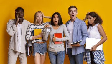 Sarı arka planda alarma geçen bir grup uluslararası öğrenci