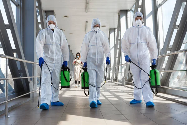 Especialista en trajes de materiales peligrosos limpieza desinfectante coronavirus — Foto de Stock