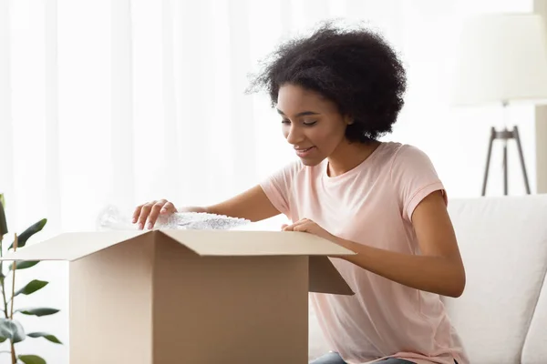 Menina com grande caixa de compras da loja online — Fotografia de Stock