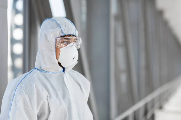 Homem vestindo roupa biológica protetora e máscara devido ao coronavírus — Fotografia de Stock