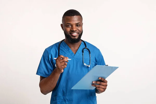Přátelský černošky lékař s anamnézou, bílé pozadí — Stock fotografie