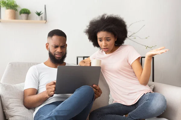 Geschocktes Paar hat Probleme mit Online-Einkauf — Stockfoto