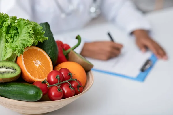 Schüssel mit frischem Obst und Gemüse am Arbeitsplatz des Ernährungswissenschaftlers — Stockfoto