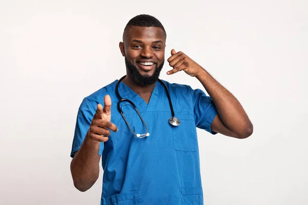 Freundliche junge Therapeutin zeigt Patienten an und bittet um einen Anruf — Stockfoto