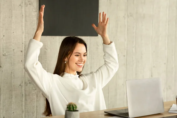 Suerte en el trabajo. La mujer levantó las manos —  Fotos de Stock