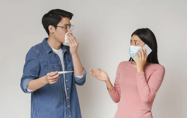 코로나 바이러스 불안증. 병든 남자 친구를 구한다는 의료용 마스크를 쓰고 있는 아시아 소녀 — 스톡 사진