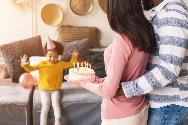 Otec a matka dávají dort se svíčkami — Stock fotografie