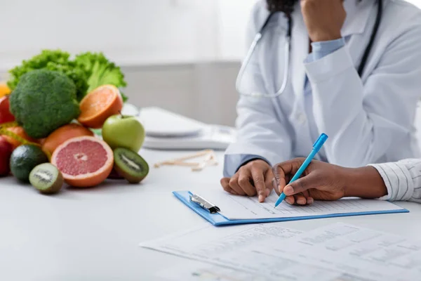 Cultivado de nutricionista médico escrever plano de dieta — Fotografia de Stock