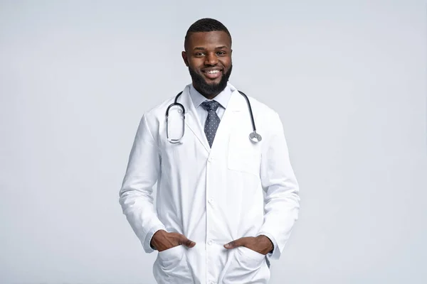 Amigável africano masculino terapeuta posando sobre branco fundo — Fotografia de Stock