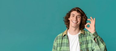 Çekici bir genç, arka planda 