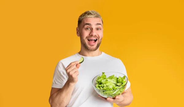 Diversão de dieta masculina no estúdio. cara feliz comer legumes — Fotografia de Stock