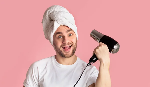 Concepto de peinado para hombre. Tipo con secador de pelo en la mano — Foto de Stock