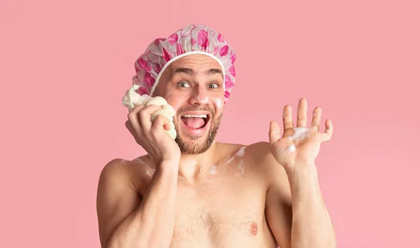 스펀지로 목욕 모자를 세탁하는 샤워실 의 남자 — 스톡 사진