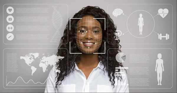 Verifica facciale di donna afroamericana su sfondo grigio, doppia esposizione con schermo virtuale e dati digitali — Foto Stock