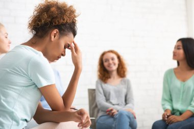 Grup psikoterapi seansı sırasında depresyonda olan Afrikalı Kız