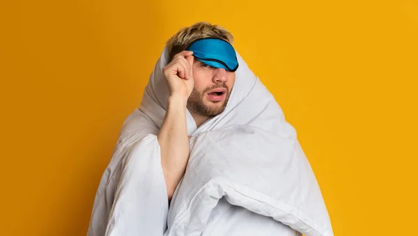 Guy takes off his sleep mask and squints — Stock Photo, Image