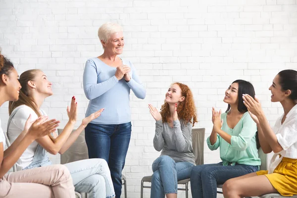 Mujer expresando gratitud por la ayuda psicológica durante la terapia de grupo en interiores — Foto de Stock