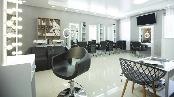 Places chez le coiffeur avec équipement professionnel, panorama — Photo
