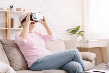 Şaşırdım, son sınıf öğrencisi hanım evde VR kulaklıkla artırılmış gerçekliğin tadını çıkarıyor.