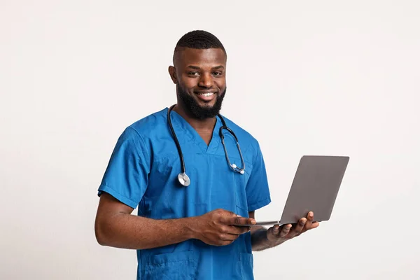 大学里的非洲年轻治疗师拿着手提电脑 — 图库照片