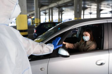Erkek jest yaparak kadına araba tehdidi uyarısı yapıyor