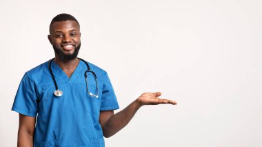 Siyah neşeli adam stajyer sunar kopya alanı