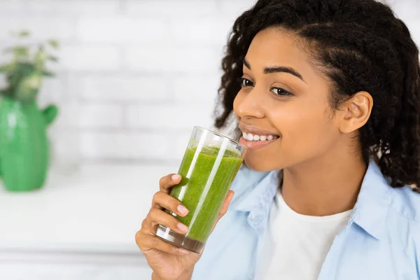 Apto preto menina bebendo delicioso desintoxicação verde Smoothie — Fotografia de Stock