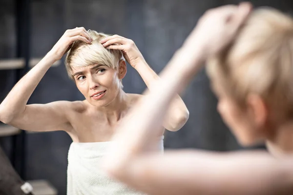 Lady, die unter Schuppen-Problem leidet, Haare im Stehen berühren — Stockfoto