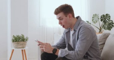 Duygusal adam internette video oyunu oynuyor ve çok mutlu.