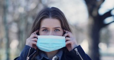 Coronavirus koruması için maske takan genç bir kadın.