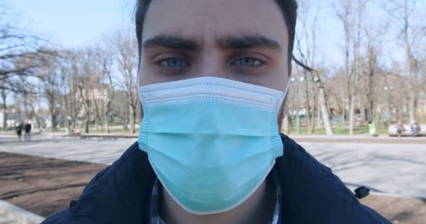 Outdoor portret van een jonge man met beschermend masker — Stockvideo