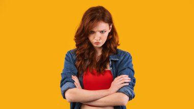 Somurtkan Genç Kız Sarı Stüdyo Arkaplanını Elliyor