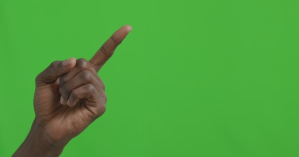 Afro-Amerikalı adam işaret parmağını bir yana sallıyor. — Stok video