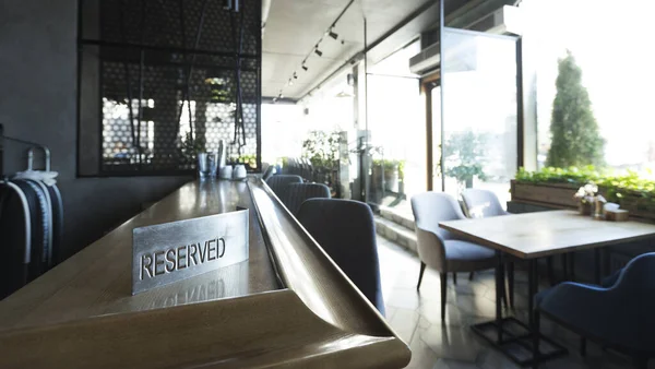 Gereserveerde tafel in modern café of restaurant met panoramische ramen — Stockfoto