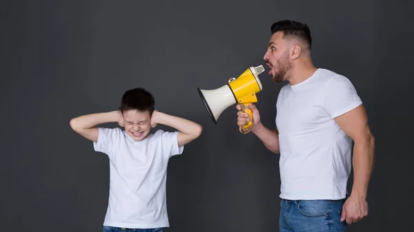 Padre nervioso gritándole a hijo con megáfono — Foto de Stock