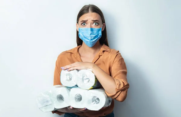 Retrato de mulher em quarentena segurando papel higiênico — Fotografia de Stock