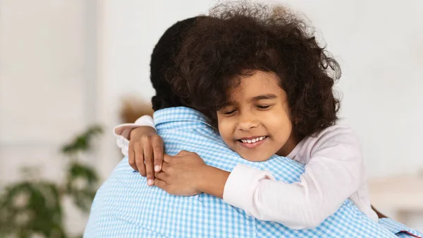 Adorável menina afro-americana abraçando seu avô em casa — Fotografia de Stock