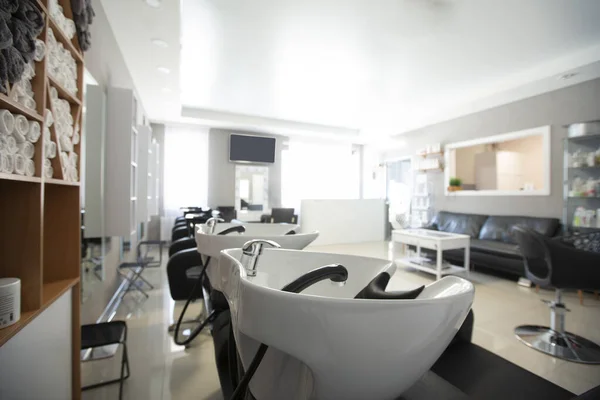 Concéntrate en fregadero para lavar el cabello. Salón de belleza —  Fotos de Stock