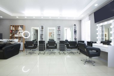 Lüks güzellik salonunda, panoramada kuaförlük prosedürleri