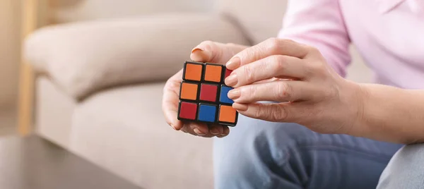 Cubo de rubis em mãos de mulher sênior — Fotografia de Stock