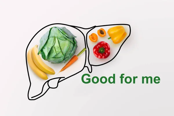 賢い食事だ。白い背景に肝臓の絵と有機野菜や果物で作られた創造的なコラージュ — ストック写真