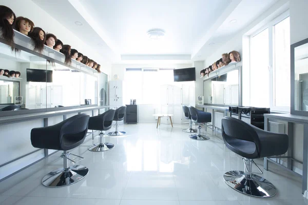 Barbería interior. Lugares para hacer un nuevo corte de pelo — Foto de Stock