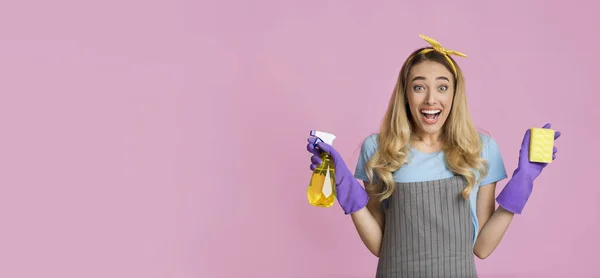 Ragazza positiva con bigodini per capelli tiene spugna e spray — Foto Stock