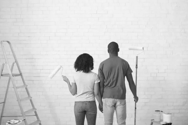 Africano casal americano com rolos em mãos foto preto e branco — Fotografia de Stock
