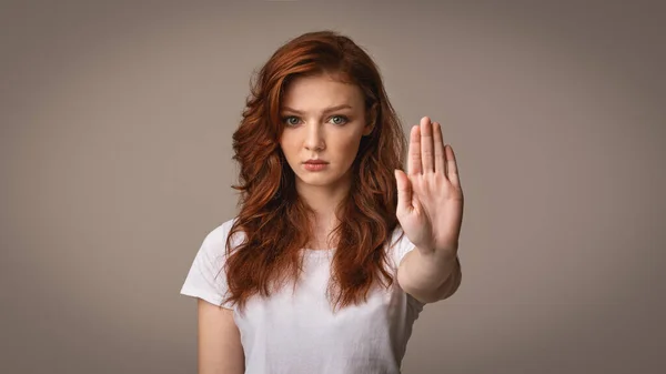 Menina Gesturing Pare de proibir e avisar sobre perigo, Estúdio, Panorama — Fotografia de Stock