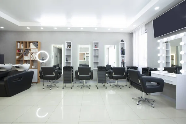 Procédures de coiffure dans un salon de beauté de luxe, panorama — Photo