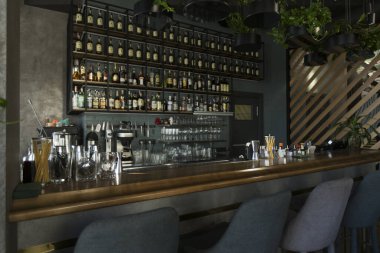 Boş ahşap tezgah ve alkol şişeleri.