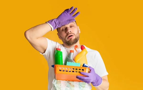 Ο καθαριστής σκουπίζει το χέρι του στο μέτωπο. — Φωτογραφία Αρχείου