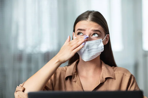 Portret van een vrouw in quarantaine met een masker dat het oog raakt — Stockfoto